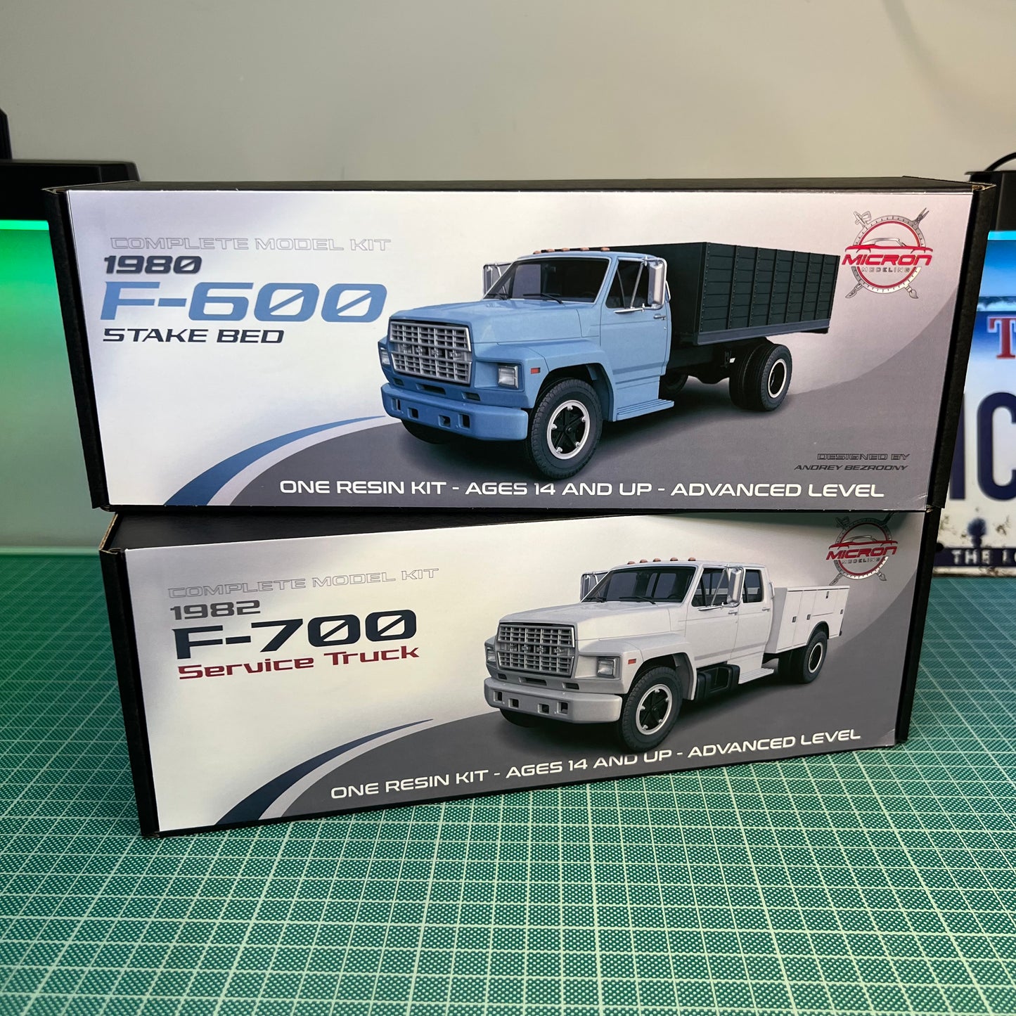 2-Kit Combo – 1:25 Ford F-600 Stake Bed & F-700 Service Truck Model Kits
