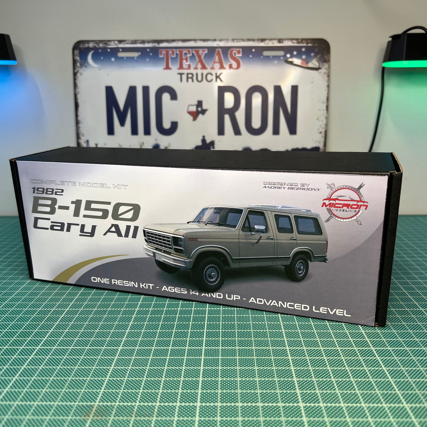 1:25 1982 Ford B-150 Carryall Resin Model Kit with Engine, Clear Parts & Tires