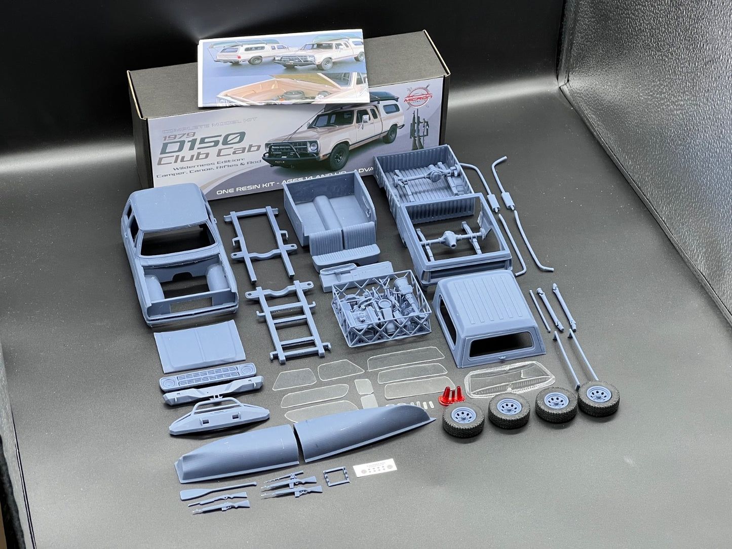 1:25 1979 Dodge D150 Club Cab Camper Truck Model Kit